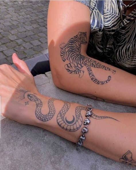 Simple Tattoo With Meaning, Elbow Tattoos, Spine Tattoos For Women, Henna Tattoos, Spine Tattoos, Subtle Tattoos, Snake Tattoo, Elegant Tattoos, Feminine Tattoos