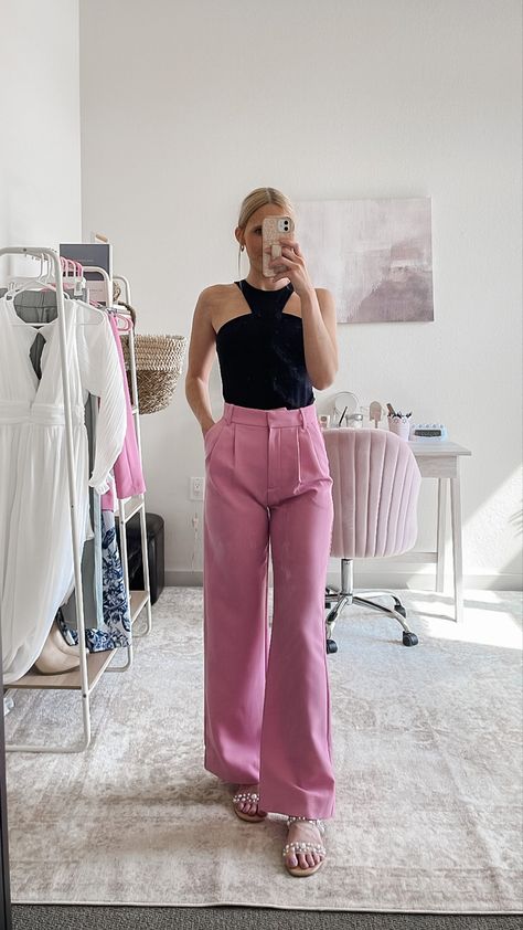 Need help styling pink trousers!? Here’s a casual Summer trousers outfit using the Abercrombie tailored trousers. They are AMAZING! So flattering and the perfect Summer pants for women that can be dressed up or down! Light Pink Trousers Outfit, Summer Trousers Outfits, Pleated Trousers Outfit, Pink Trousers Outfit, Summer Pants For Women, Pink Pants Outfit, Summer Brunch Outfit, Trousers Outfit, Spring Outfits Dresses