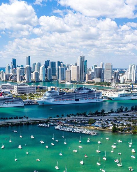 Miami, Florida 🌴 ⛵ 📷: [instagram.com/dvtb_] Downtown Pictures, Modern Miami, Manhattan City, Miami Photography, Miami Photos, Miami Condo, Healthy Easter, Miami Skyline, Moving To Miami