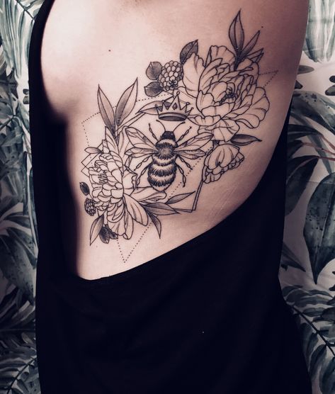 Beehive And Bee Tattoo, Geometric Bumble Bee Tattoo, Bee Tattoo Sleeve Flower, Queen Bee Nails Design, Floral Bee Tattoo Design, Bee Thigh Tattoo, Bee Floral Tattoo, Bee Tattoo Sleeve, Bee With Flowers Tattoo