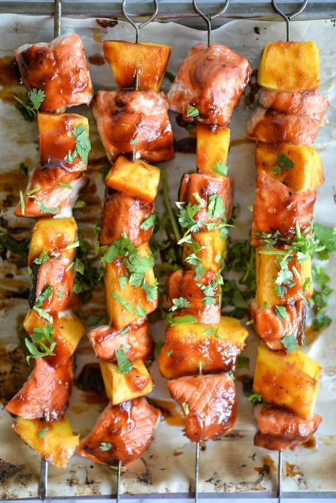 Salmon Mango, Salmon Kabobs, Recipes For Salmon, Bbq Fish, Bbq Salmon, Bbq Seafood, Beef Kabobs, Homemade Tzatziki, Kabob Recipes