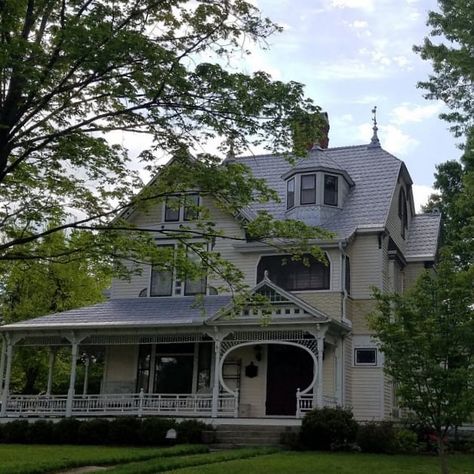 Love of Houses on Instagram: “Carthage, MO.  #oldhouselove #archi_ologie #loveofhouses #carthage #missouri #victorian” Mississippi Houses, Victorian House With Garage, Missouri Gothic, Three Story Victorian House, Carthage Missouri, Tishomingo State Park Mississippi, Carthage, Historic Homes, Old House