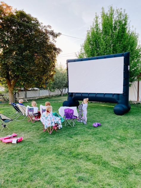 Our Outdoor Movie Setup - Everyday Reading Outdoor Projector Ideas, Blow Up Movie, Projector Setup, Inflatable Movie Screen, Doors Movie, Outdoor Movies, Outdoor Movie Theater, Best Projector, Backyard Movie Nights