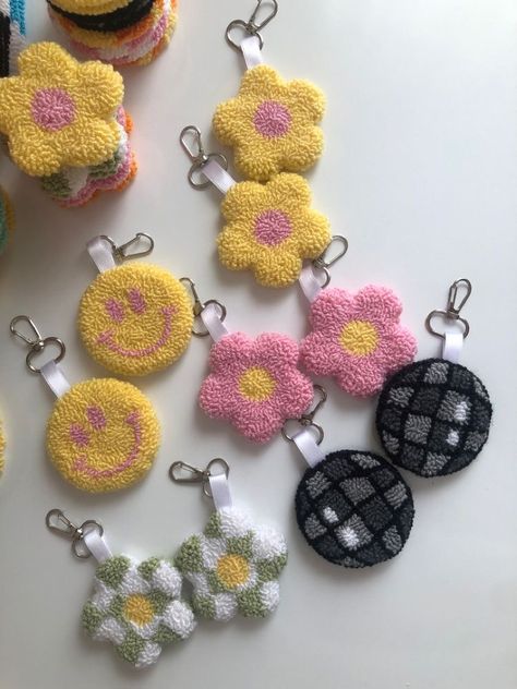 Punch Needle Coasters, Fluffy Puff, Needle Crochet, Punch Needling, Crafty Hobbies, Handmade Desks, Coaster Pattern, Crochet Case, Punch Needle Patterns