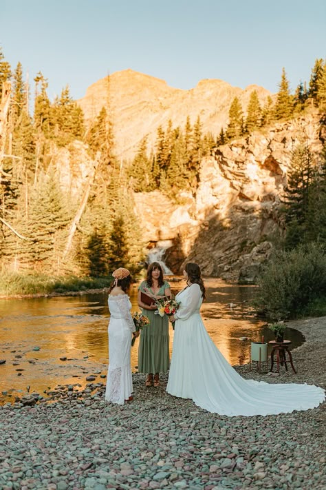 Lesbian Fairytale Wedding, Queer Forest Wedding, Lesbian Garden Wedding, Lesbian Mountain Wedding, Lesbian Elopement Ideas, Lesbian Fall Wedding, Wlw Wedding Ideas, Wlw Elopement, Queer Elopement