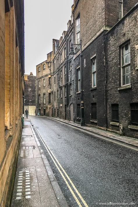 Mayfair Walk - A Beautiful Self-Guided Walk in London's Mayfair London Streets Aesthetic, Old London Streets, Walking In Street, Street With Buildings, Streets Aesthetic, Town Pictures, Street Reference, English Street, England Street