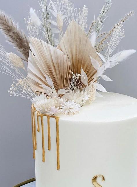 Dried Flowers On Cake, Dried Flower Wedding Cake, Pampas Wedding Cake, Pampas Cake Decor, Dry Flower Cake Decoration, Dried Flower Birthday Cake, Wedding Cake Dried Flowers, Pampas Cake, Dried Flowers Cake