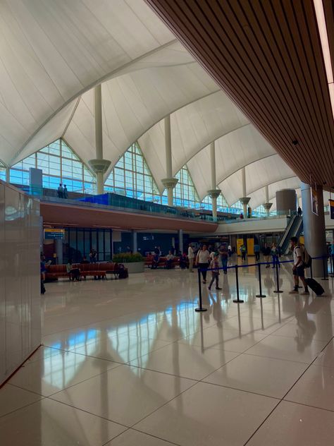 #dever #Colorado #airport Colorado Airport, Flying Aesthetic, Denver Airport, Denver International Airport, Airport Aesthetic, Delivery Pictures, January 2025, Airport Photos, Air Bnb