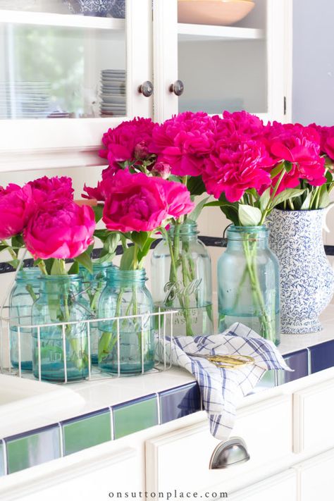 Tips & Tricks for Arranging Peonies - On Sutton Place Summer Room Decor, Cheap Bedroom Decor, Home Flower Arrangements, Sutton Place, Living Room Decor Rustic, French Home Decor, Work Diy, Wall Decor Pictures, Victorian Decor