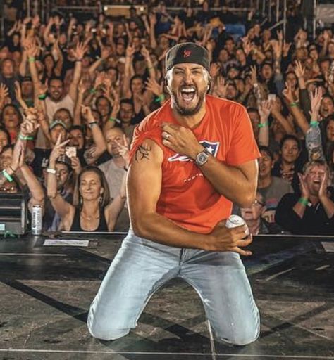 Luke Bryan Concert Outfit, Luke Brian, Luke Bryan Shirts, Luke Bryan Selfie Pictures, Luke Bryan Shirtless Pictures, Luke Bryan Family, Luke Bryan Songs, Luke Bryan Recent Picture, Justin Bieber Outfits