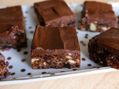 Christmas Chocolate Tiffin is a no-cook, slightly boozy tiffin with extra dried fruit and a thick chocolate topping for an irresistible Christmas treat. #everydaycooks #chocolatetiffin #Christmastiffin #recipe Christmas Tiffin, Christmas Fruitcakes, Chocolate Tiffin, Buttermilk Cookies, Tiffin Recipes, Rich Tea Biscuits, Hunters Chicken, Christmas Bakes, Mince Pies Christmas