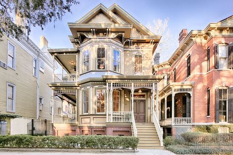 Savannah Georgia Homes, Victorian Exterior, Victorian Buildings, Georgia Homes, New Orleans Homes, Grand Foyer, Sims House Plans, Southern Home, Cute House