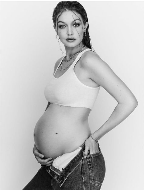 Pregnant Studio Photography, Gigi Hadid Pregnant, Modern Maternity, Maternity Photography Poses Pregnancy Pics, Pregnant Model, Maternity Photoshoot Outfits, Maternity Studio, Baby News, Maternity Photoshoot Poses