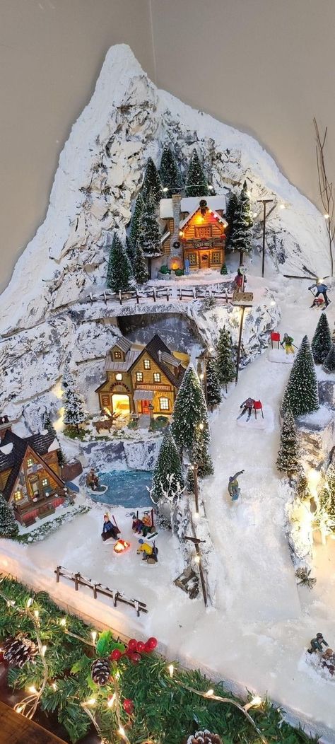 Large Christmas Village Display Ideas, Diy Christmas Village Platform, Cameo Cake, Christmas Tree Village Display, Diy Christmas Village Displays, Xmas Village, Christmas Tree Village, Village Ideas, Christmas Village Sets