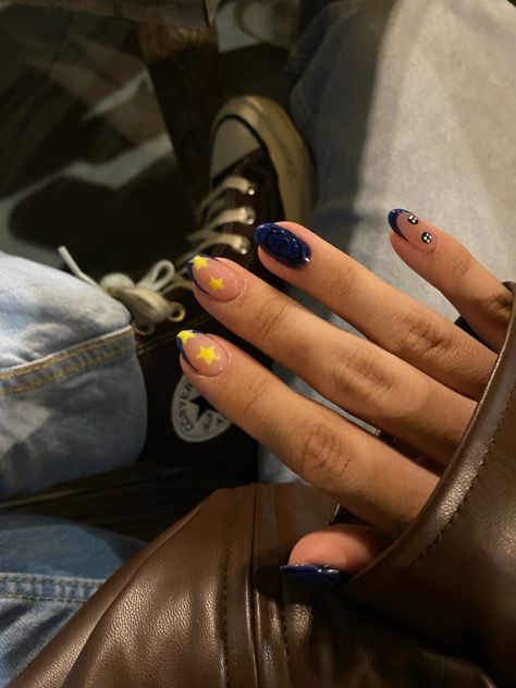 Coraline, coraline jones, halloween nails, stars nails, blue nails, nail ideas, october nails, fall nails, coraline nails, nail inspo Easy Coraline Nails, Short Coraline Nails, Coraline Nails Art, Caroline Nails, Nails Coraline, Coraline Nails, October Nails Fall, Nails Stars, Stars Nails