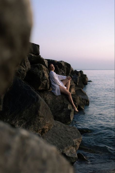 Beach Fashion Shoot, Beach Photo Inspiration, Rock Photography, Beach Pictures Poses, Beach Photography Poses, Beach Shoot, Beach Rocks, Beach Portraits, Sunrise Beach