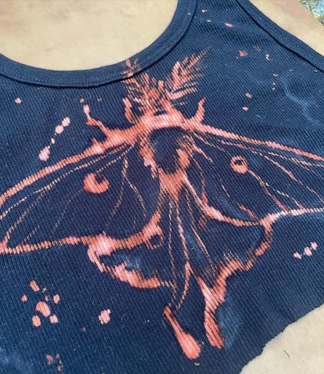 ✨🦋 OOAK CROP TOP AUCTION 🦋✨ this one’s for the teenies (or anyone who loves a little more skin in the summer) one of a kind size S unisex crop top, 100% cotton, hand bleached and pressed so it’s fully machine washable 🫧 luna moth guardian with a starburst on the back for ultimate illumination however you style it 🌞 this one is def an eye catcher ~ . SOLD. thank you everyone for the love so far, many more to come in MANY more sizes!! stay tuned!! 🦋🦋🦋 . . . . . . . #ooak #ootd #handmade #bleach... Moth Bleach Design, Luna Moth, Upcycle Clothes, Bleach, Custom Clothes, Moth, Clothes, Design