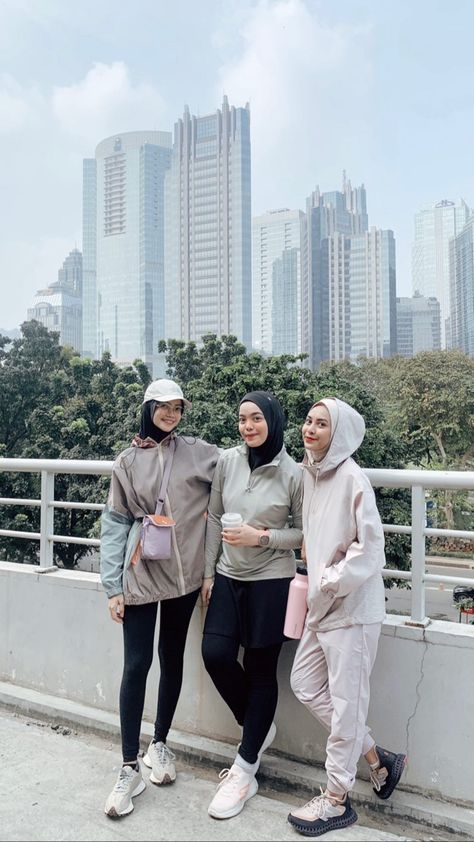 Tennis Outfit Hijab, Outfit Badminton Hijab, Ootd Gym Hijab, Hijab Running Outfit, Ootd Hijab Olahraga, Ootd Sporty Hijab, Outfit Lari, Outfit Jogging Hijab, Style Olahraga