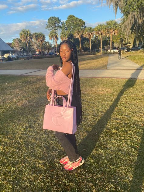 Bubblegum Pink Telfar Bag Outfit, Big Telfar Bag Outfit, Pink Purse Outfit Black Women, Outfits With Pink Purse, Telfar Outfit, Pink Purse Outfit, Telfar Bag Outfit, Hobo Bag Outfit, Black Bag Outfit