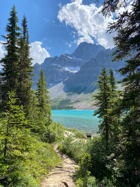 Canadian Landscape Photography, Lac Moraine, Mountain Landscape Photography, Into The West, Scenery Pictures, Pretty Landscapes, Mountain Photography, Green Landscape, Beautiful Scenery Nature