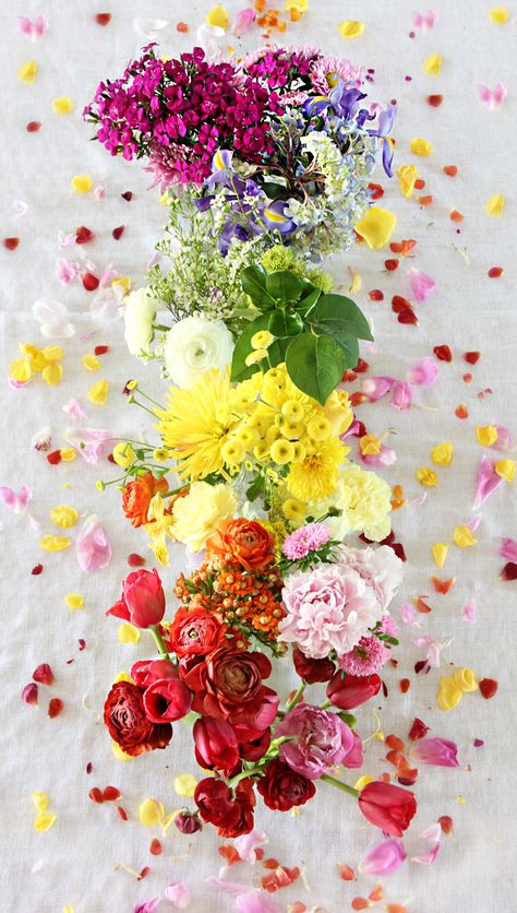 DIY Rainbow Flowers Centerpiece - A Bubbly Life Rainbow Party Flowers, Flower Centerpieces Diy, Easy Holidays Crafts, Diy Hanging Shelves, Diy Rainbow, Flower Centerpiece, Rainbow Flower, Rainbow Wedding, Spring Blossoms