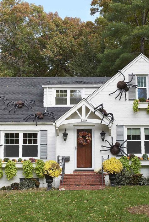 Diy Giant Spider Web Halloween, Giant Outdoor Spider Diy, How To Make A Big Spider For Halloween, Large Halloween Decor, Spider House Halloween, Diy Big Spider, Giant Spider Web On House, Giant Spider Web, Large Spiders On House Halloween