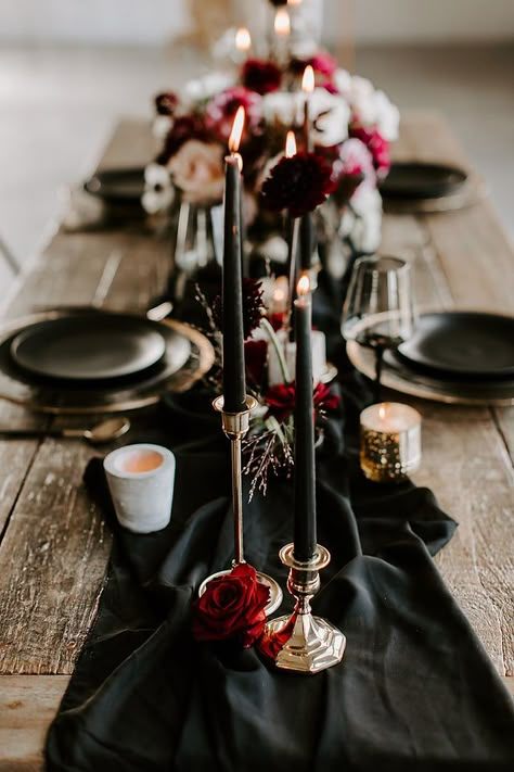 Dark Moody Wedding Table Decor, Moody Wedding Table, Moody Romantic Wedding Decor, Wedding Table Inspiration, Moody Romantic Wedding, Moody Wedding Decor, Victorian Wedding Themes, Mascarade Party, Victorian Gothic Wedding