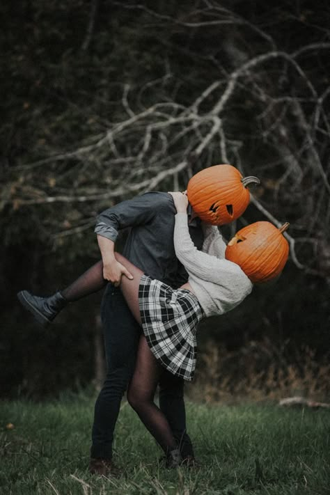 Halloween Shot Ideas, Pumpkin Head Photoshoot, Head Photoshoot, Pumpkin Photography, Pumpkin Heads, Themed Photoshoot, Halloween Parejas, Halloween Couples, Fall Engagement Pictures