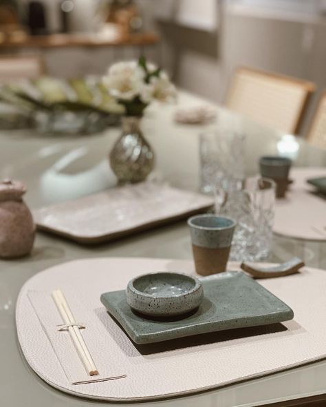 Mayara Castilho on Instagram: “Mesa posta para jantar japonês CHEEEECK ✔️✔️ @thearteco @ceramicaecia #MesaPostaDaMama” Japanese Table Setting Decor, Japanese Tablescape, Japanese Table Setting, Hosting Era, Japanese Table, Sushi Set, Table Setting Decor, Poster Background Design, Beach Bars