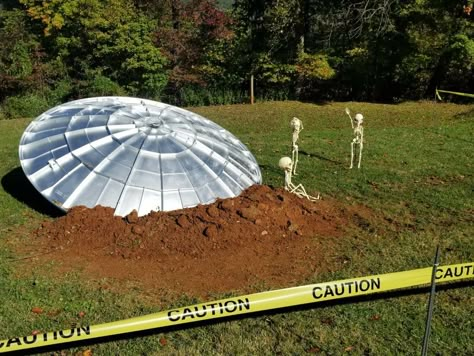 Halloween UFO Crash Alien Spaceship Halloween, Cryptid Halloween Decor, Diy Spaceship Decoration, Sci Fi Halloween Decorations, Ufo Halloween Decorations, Diy Ufo Flying Saucer, Ufo Decorations, Alien Halloween Decorations, Diy Spaceship