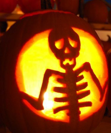 ☆ Skeleton Pumpkin Carving ☆I  love it looks so real!!!!!!!!!!!!!!!!!!!!!!! Pumpkin Cravings, Cute Pumpkin Carving, Pumkin Carving, Halloween Pumpkin Carving Stencils, Creative Pumpkin Carving, Scary Pumpkin Carving, Pumpkin Carving Designs, Pumpkin Carving Ideas, Skeleton Pumpkin