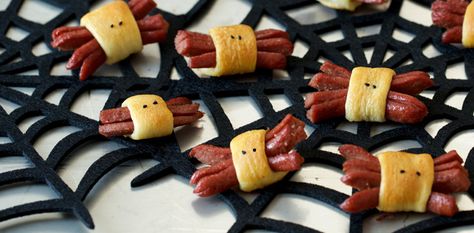 Hot Dog Spiders | Cute Halloween idea from a great organic brand: Applegate. For the organic hot dog fan in all of us. Hot Dog Spiders, Spiderman Birthday Party Food, Snack Halloween, Snacks Kids, Halloween Food Appetizers, Pasta Per Pizza, Fun Halloween Treats, Queso Fundido, Whoopie Pie