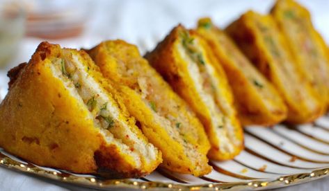 Dilli Diaries: Why You Need To Try A Bread Pakora At Least Once In Your Life Bread Pakoda, Bread Pakora, Pakoda Recipe, Healthy Kids Snacks, Pakora Recipe, Desi Street Food, Stuffed Bread, Pakora Recipes, Card Design Handmade