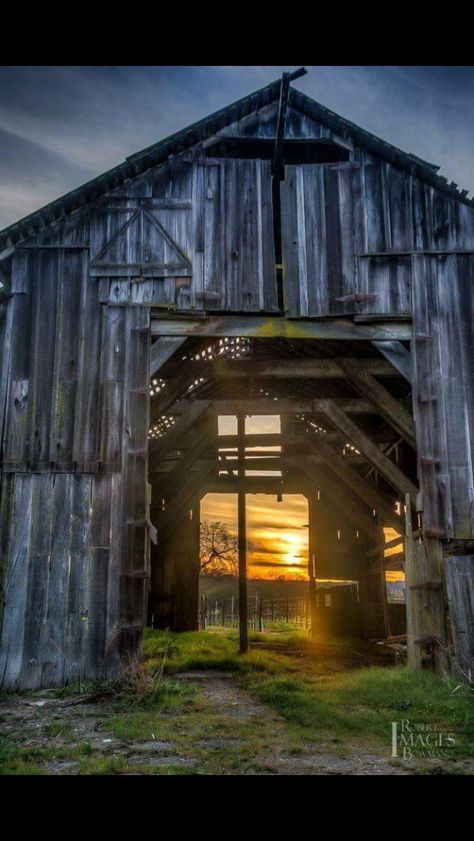 Barn Barn Pictures, Country Barns, Barns Sheds, Farm Barn, Country Scenes, Beautiful Pics, Old Barns, Old Farm, Old Barn