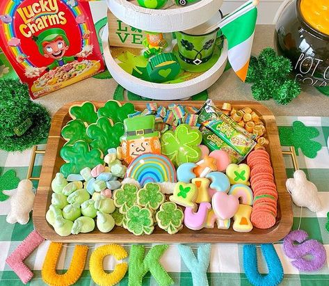 St Patricks Day Charcuterie Board, St Patrick Party Food, Fun St Patricks Day, St Patricks Food, St Patrick Day Snacks, St Patrick Day Treats, St Patrick Day Activities, St Patricks Day Food, St Patrick's Day Outfit