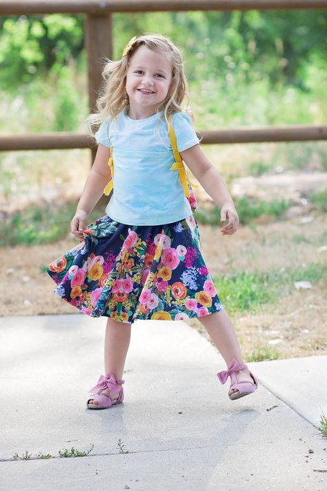 Free Girl's Circle Skirt | This easy circle skirt is sure to be a hit with girls of all ages! Easy Circle Skirt, Girls Circle Skirt, Diy Circle Skirt, Tiny Dresses, Skirt Sewing Tutorial, 4h Projects, Circle Skirt Tutorial, Circle Skirt Pattern, Skirt Pattern Free