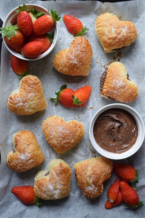 Pastry Hearts Recipe, Jam Turnovers, Puff Pastry Jam, Puff Pastry Hearts, Filled Puff Pastry, Pastry Hearts, Puff Pastry Treats, Pastry Treats, Nutella Puff Pastry