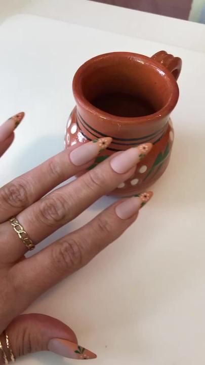 Latino Nail Designs, Mexican Clay Pot Nails, Mexican Gel Nails, Mexican Heritage Nails, Fall Mexican Nails, Cantaritos Nails, Mexican Aesthetic Nails, Pinata Nails, Mexican Jarrito Nails