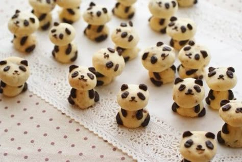 Panda cookies ... Yummy! Panda Cookies, Panda Bears, Snacks Für Party, Kawaii Food, Cute Cookies, Food Humor, Sweets Treats, Dessert Bars, Monster Cookies