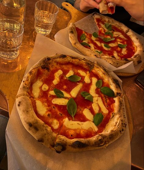 Italian pizza with basil and mozzarella cheese in a restaurant Classic Margherita Pizza, Pizza Margherita Aesthetic, Italian Pizza Aesthetic, Basil Mozzarella, Pizza Aesthetic, Pizza Italian, Mozzarella Pizza, Restaurant Aesthetic, Lake Garda Italy