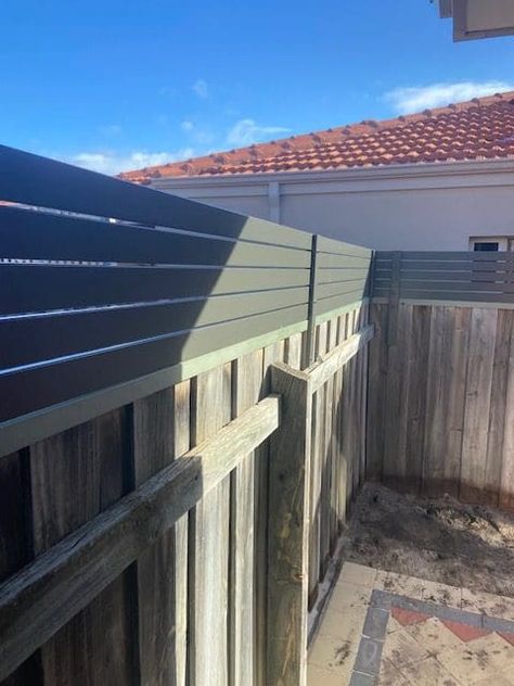 Wood Fence Extension Ideas, Wall Extension Ideas Backyard, Border Fence Ideas, Fence Extensions For Privacy, Privacy Fence Extension Ideas, Fence Topper Ideas, Fence Toppers For Privacy, Fence Extension Ideas, Fence Extender