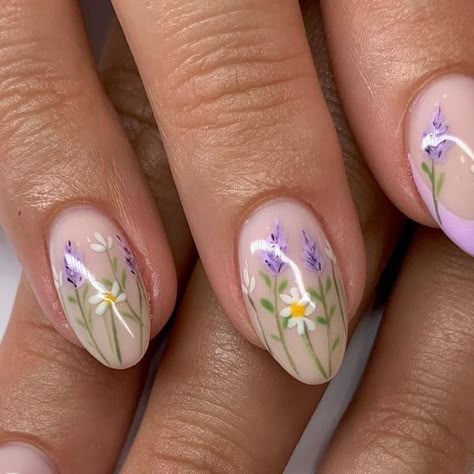 Spring Nails 2024 Lavender, Lavender Flowers Nails, Purple Flowers Nail Art, Lilac Flower Nail Art, Nails With Lavender Flowers, Bridal Nails Lavender, Nails Lavender Flower, Lavender Nail Art Simple, Purple Nails With Yellow Flower