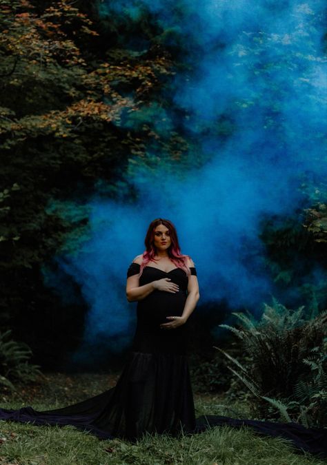 Halloween Maturity Pictures, Spooky Fall Maternity Photos, Maternity Pictures Halloween, Halloween Maternity Photoshoot Family, Spooky Maternity Photoshoot, Gothic Maternity Photoshoot, Halloween Maternity Photos, October Maternity Photoshoot, Dark Maternity Pictures