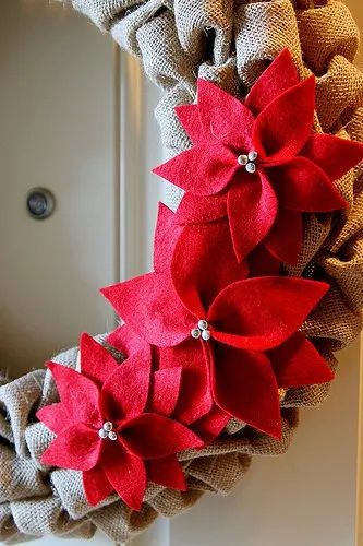 Easy DIY Burlap Wreaths That Will Make Your Neighbors Jealous! Burlap Poinsettia, Burlap Wreath Diy, Christmas Crafts For Adults, Poinsettia Wreath, Diy Snowman, Burlap Crafts, Deco Originale, Snowman Wreath, Burlap Christmas