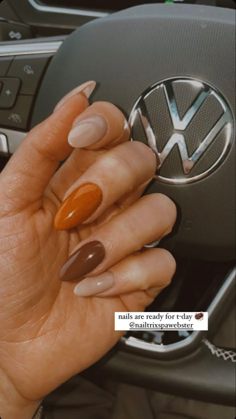 Trendy Fall Nails Almond Shape, Sns Nails Almond Shape Fall, Nails Fall Almond Shape, Pumpkin Patch Nail Ideas, Dip Thanksgiving Nails, Fall Nail Designs Thanksgiving, Thanksgiving Nails Fall Almond, Fall Nail Designs Almond Shape Brown, Orangy Brown Nails