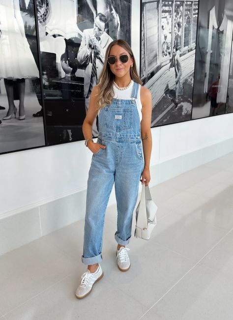 Denim Overalls Women Outfits, Overall Disney Outfit, Denim Overalls Outfit Aesthetic, Denim Overalls Outfit Fall, Overalls Women Outfits, 90s Overalls Outfit, Overalls Outfit Fall, Jean Overall Outfits, Overalls Outfit Aesthetic