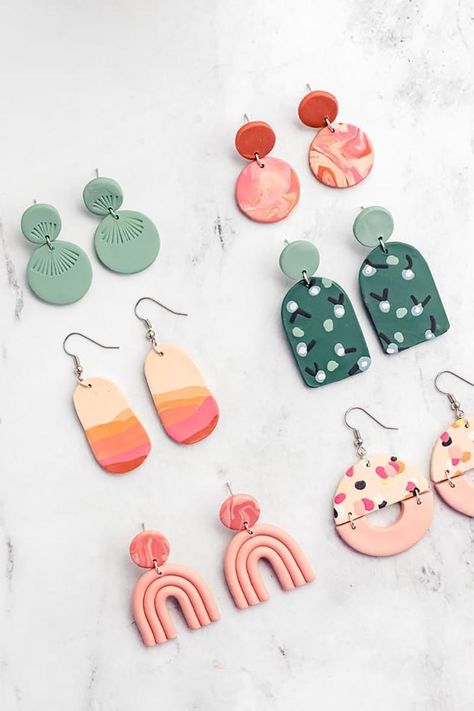 40 Clay Craft Projects to Make For Gifts Or To Sell! Diy Keramik, Diy Earrings Polymer Clay, Polymer Clay Jewelry Tutorials, Handmade Clay Jewelry, Polymer Earrings, Polymer Clay Diy, Polymer Clay Jewelry Diy, Cute Diy, Clay Jewelry Diy