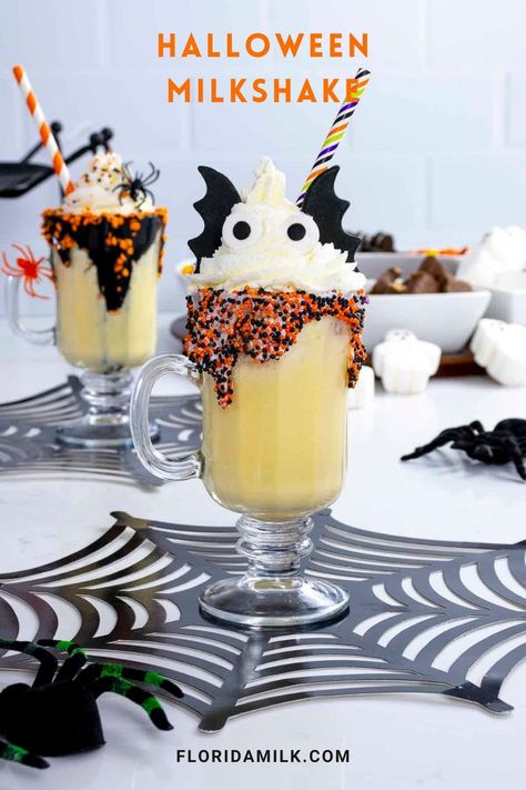 Halloween Milkshakes For Kids, Fall Milkshakes, Halloween Frappe, Halloween Drinks Kid Friendly, Fancy Milkshakes, Halloween Milkshakes, Kids Milkshake, Fotos Halloween, Buffet Halloween