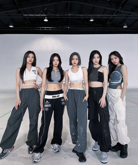 Dance Practice Outfits Kpop, Cheshire Itzy, Itzy Closet, Kpop Dance Practice Outfits, Kpop Dance Outfits, Neural Pathways, Dance Style Outfits, Dance Outfits Practice, Girls Group