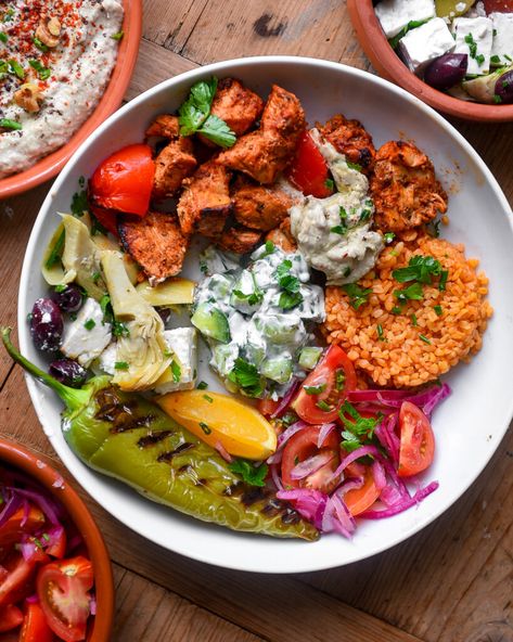 Chicken Tawook, Falafel Bowl, Turkish Chicken, Turkish Salad, Shish Tawook, Tomato And Onion Salad, Yoghurt Dressing, Grilled Peppers, Diner Recept